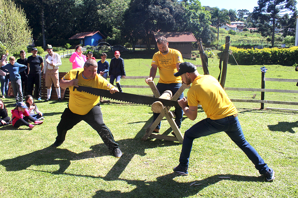 Três Meninos Jogando Jogo De Tamancos Durante O Dia Nacional Da